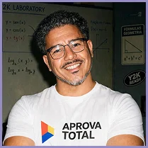 Prof. Naza, professor de Matemática do Aprova Total