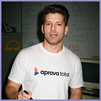 Prof. Vavá, professor de Matemática do Aprova Total